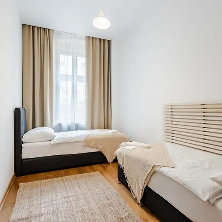 Two Bedroom Very Berry In With Desk By Renters דירה