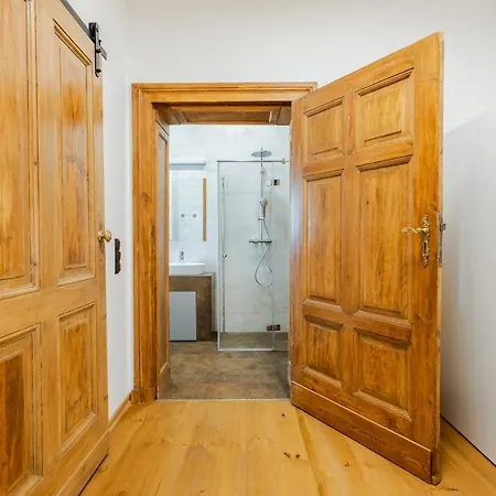 Two Bedroom Very Berry In With Desk By Renters דירה *