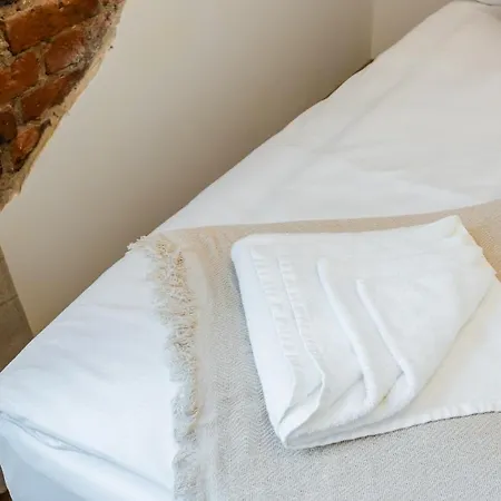 Two Bedroom Very Berry In With Desk By Renters פוזנן