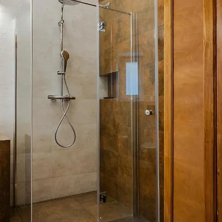 Two Bedroom Very Berry In With Desk By Renters דירה