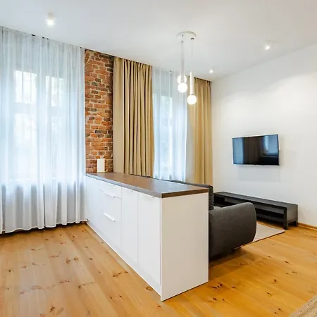 Two Bedroom Very Berry In With Desk By Renters * פוזנן