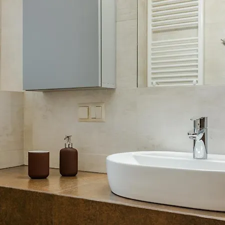 Two Bedroom Very Berry In With Desk By Renters פוזנן