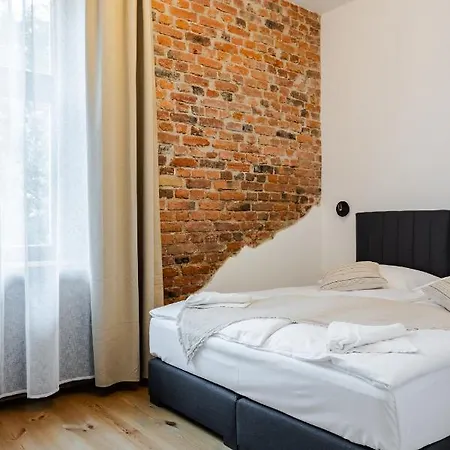 Two Bedroom Very Berry In With Desk By Renters * פוזנן