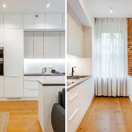 Two Bedroom Very Berry In With Desk By Renters דירה פוזנן