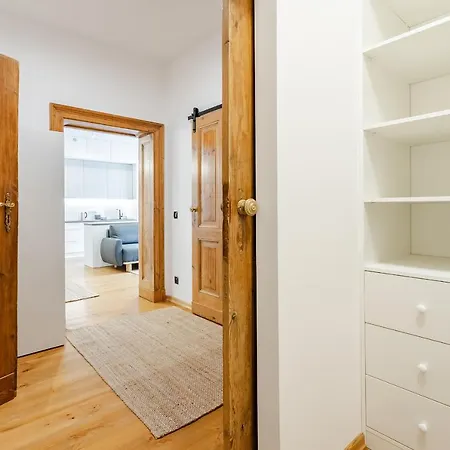 Two Bedroom Very Berry In With Desk By Renters דירה *