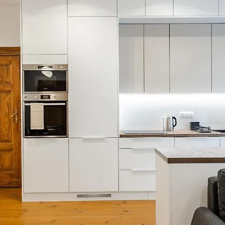 Two Bedroom Very Berry In With Desk By Renters דירה *