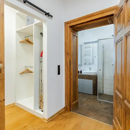 Two Bedroom Very Berry In With Desk By Renters דירה