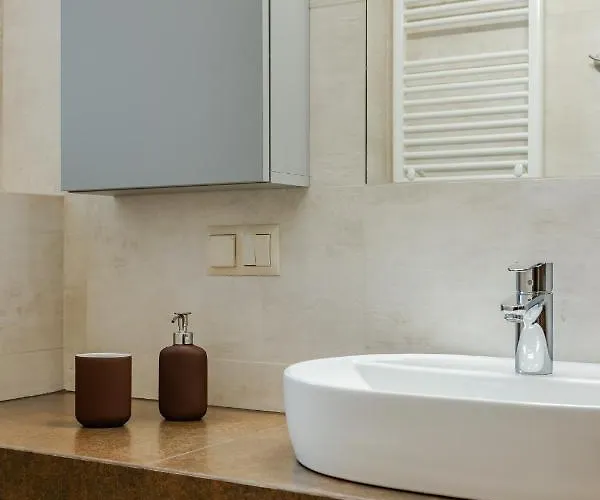 Two Bedroom Very Berry In With Desk By Renters Posen