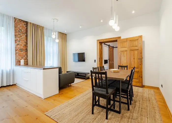 Two Bedroom Very Berry In With Desk By Renters Apartman *