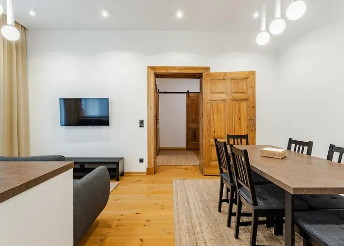 Two Bedroom Very Berry In With Desk By Renters * Posen