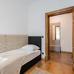 Apartament Two Bedroom Very Berry In With Desk By Renters *