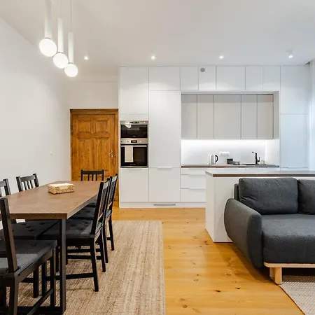 Apartamento Two Bedroom Very Berry In With Desk By Renters