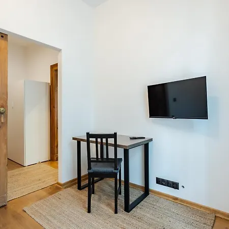 Two Bedroom Very Berry In With Desk By Renters Apartamento
