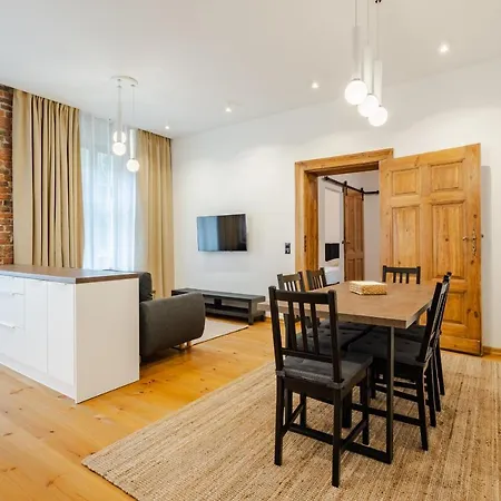 Two Bedroom Very Berry In With Desk By Renters Apartamento *