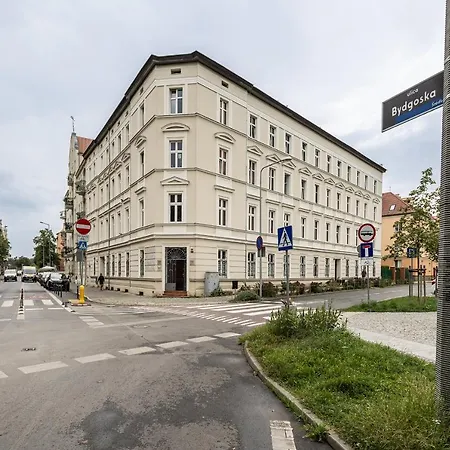 Apartamento Two Bedroom Very Berry In With Desk By Renters Poznań