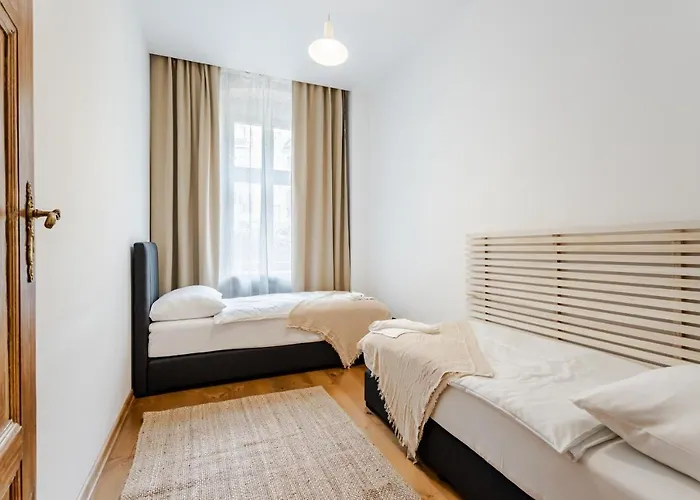 Two Bedroom Very Berry In With Desk By Renters Appartement