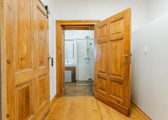 Two Bedroom Very Berry In With Desk By Renters Appartement *