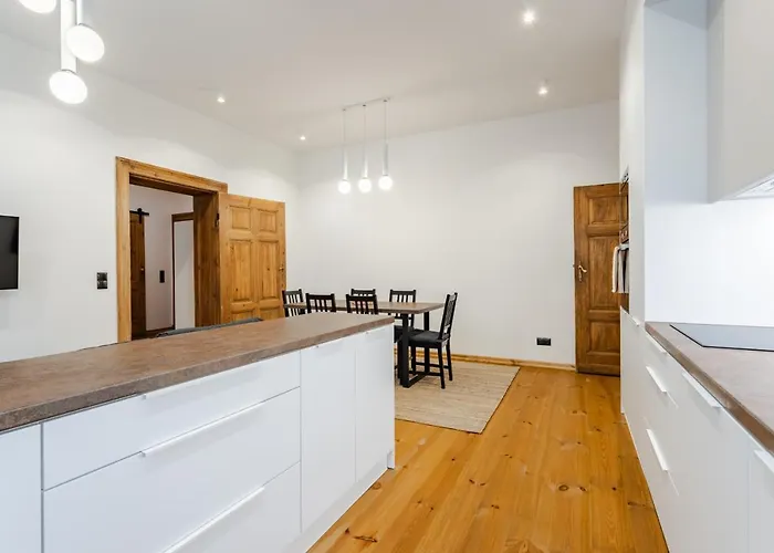 Apartamento Two Bedroom Very Berry In With Desk By Renters Poznań