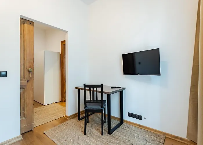 Two Bedroom Very Berry In With Desk By Renters Apartamento