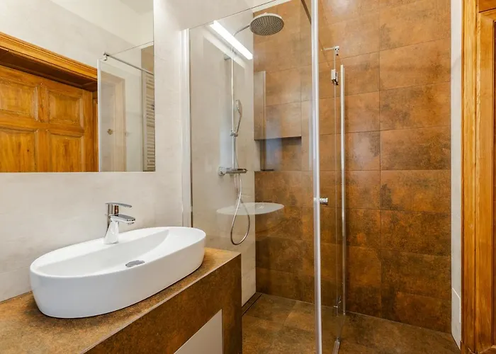 Apartamento Two Bedroom Very Berry In With Desk By Renters *