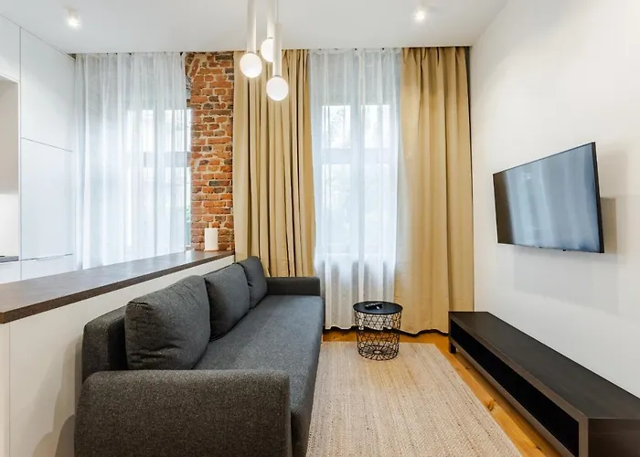 Two Bedroom Very Berry In With Desk By Renters Apartamento Poznań