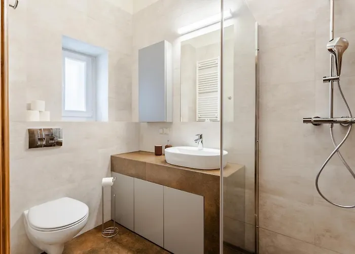 Two Bedroom Very Berry In With Desk By Renters Апартаменты