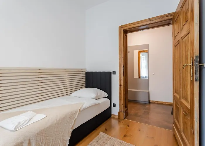 Апартаменты Two Bedroom Very Berry In With Desk By Renters *