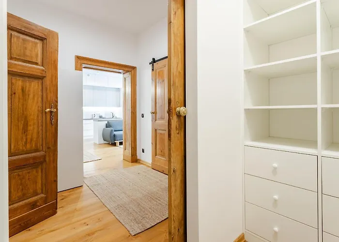 Two Bedroom Very Berry In With Desk By Renters Appartement *