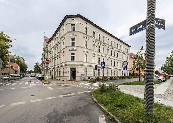 Апартаменты Two Bedroom Very Berry In With Desk By Renters Познань