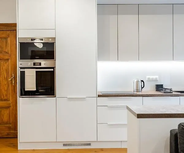 Two Bedroom Very Berry In With Desk By Renters Апартаменты *