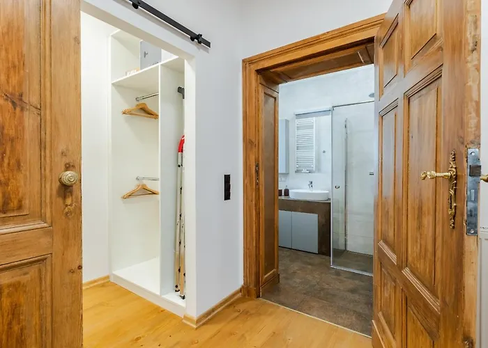 Two Bedroom Very Berry In With Desk By Renters Apartamento